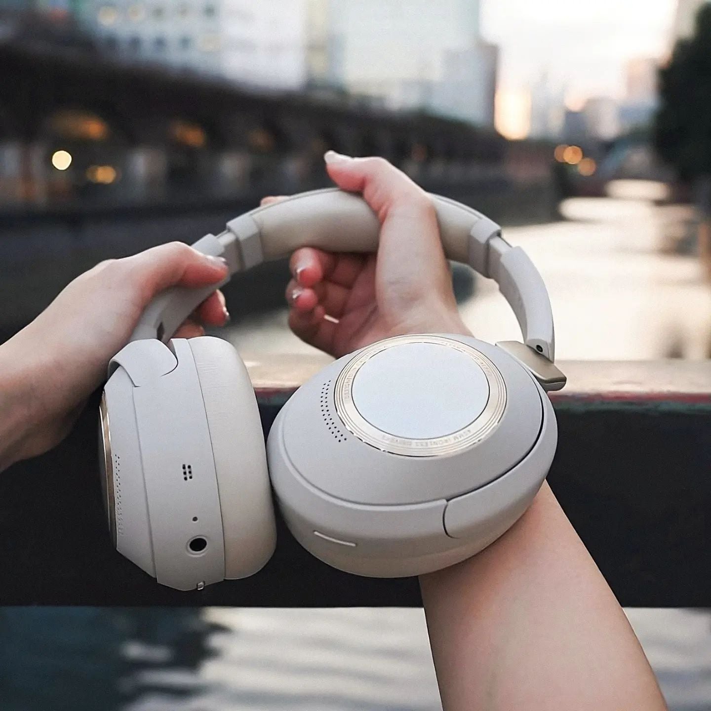 Noise cancelling headphones cleer audio